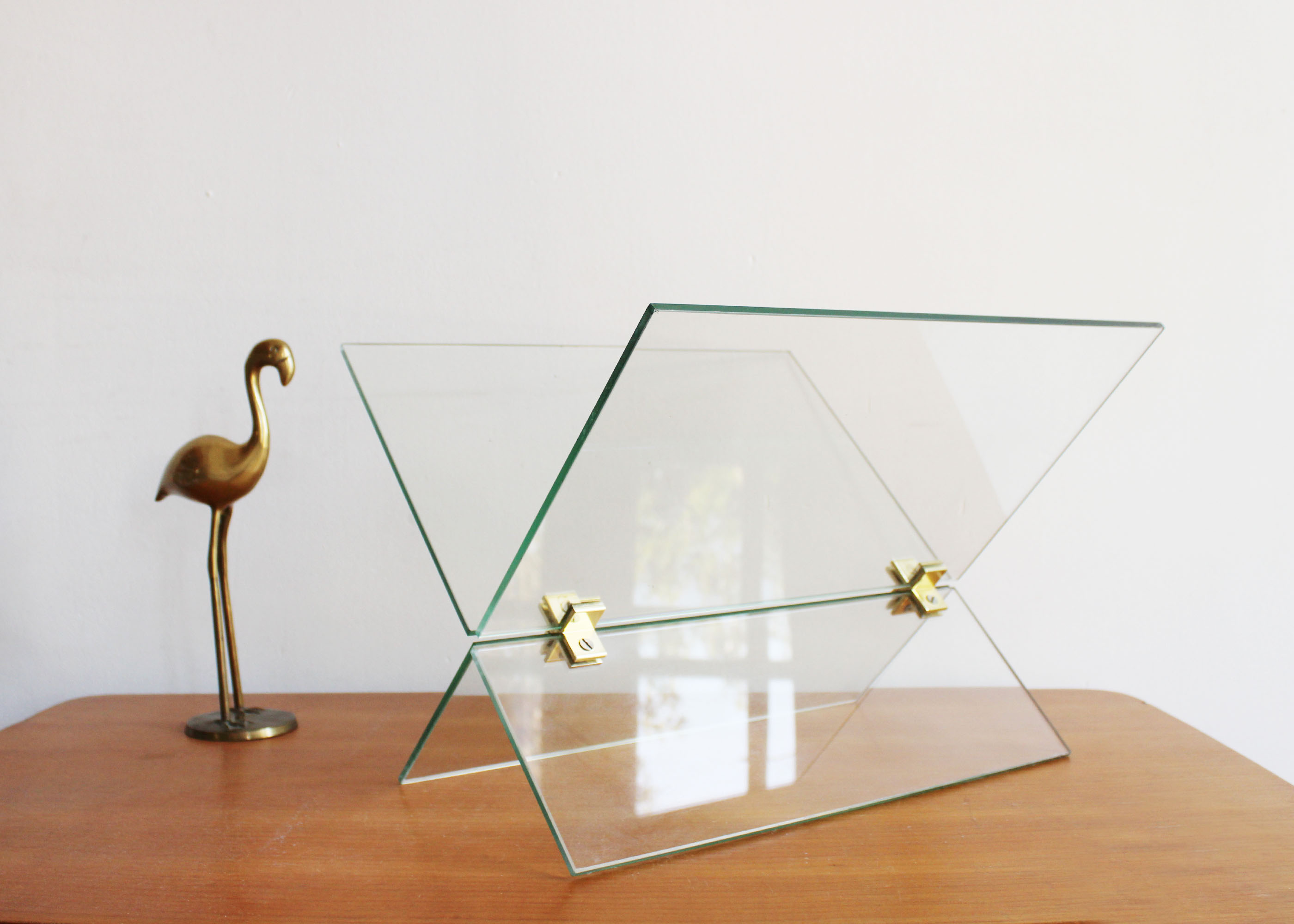 Glazen vintage boekenstandaard met goudkleurige details. Retro lectuurhouder