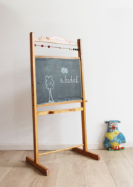 Vintage schoolbord met telraam. Houten retro krijt / tekenbord