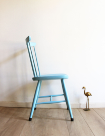 Blauwe vintage spijlenstoel. Houten retro stoel met Scandinavisch tintje