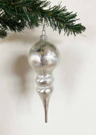 Glazen vintage kerstbal - ijspegel. Antieke zilveren kerstversiering