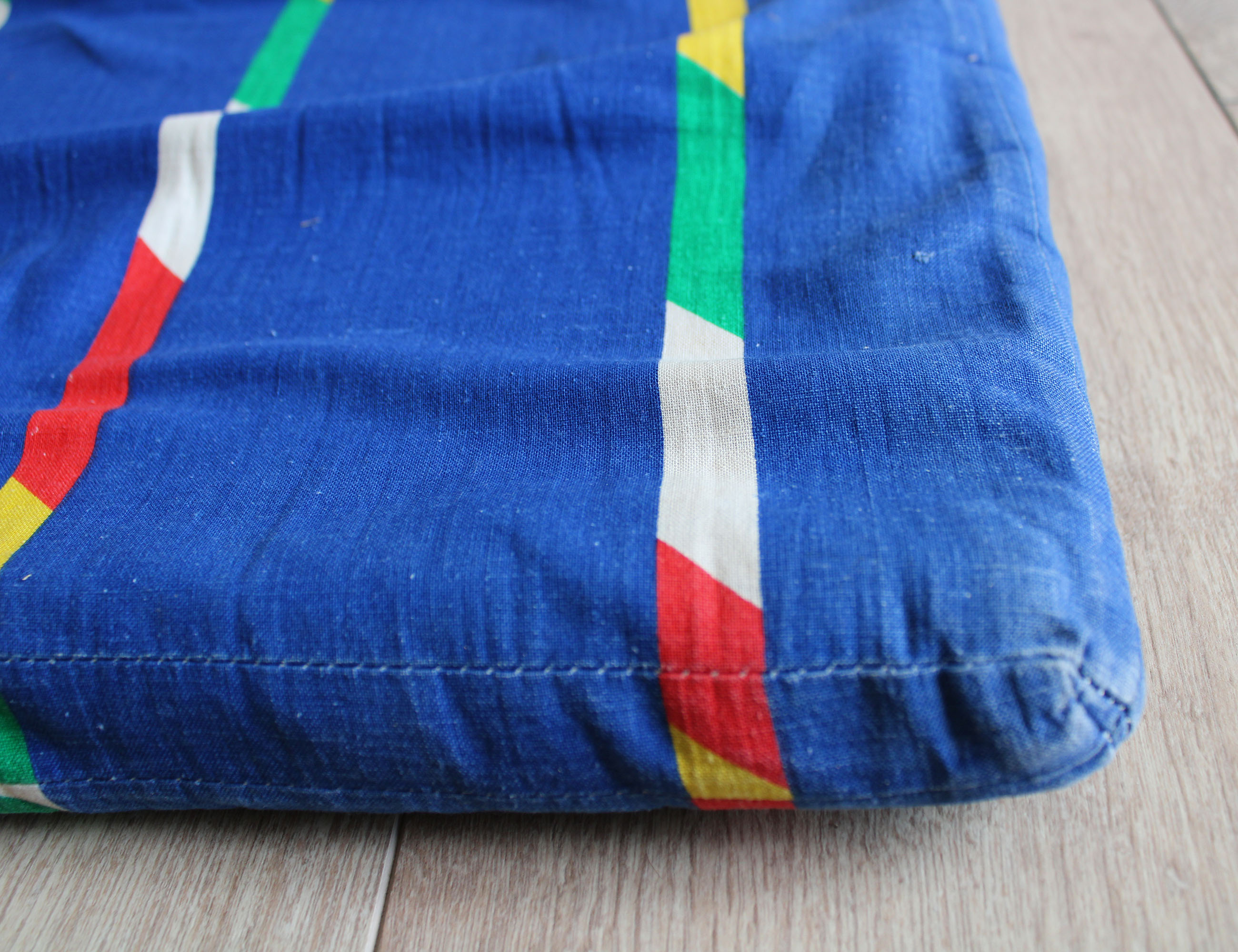 Blauw vintage logeermatras. Opvouwbaar retro matras / speelkussen