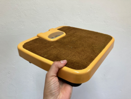 Oranje vintage weegschaal met bruine pluche stof. Retro personenweegschaal