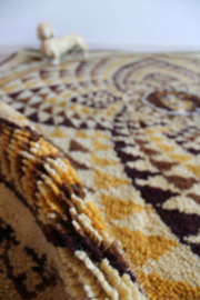 Handgeknoopt vintage Mandala kleed. Retro Smyrna tapijt, geel / bruin.