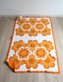 Oranje/witte vintage deken met bloemen. Retro sprei van dralon, vegan.