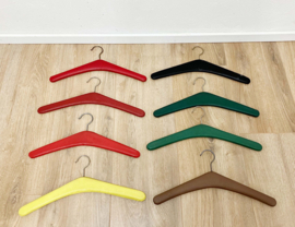 8 vintage kledinghangers van skai leer. Set retro kleerhangers