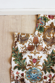 Set lange vintage overgordijnen. Twee retro gordijnen met bloemen