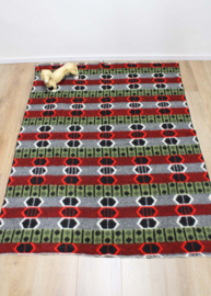 Wollen vintage deken, grijs - groen -rood. Retro sprei / plaid met grafisch patroon.