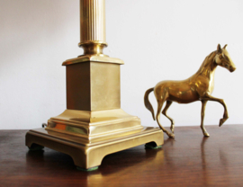 Goudkleurige tafellamp met beiga kap. Vintage Herda lamp