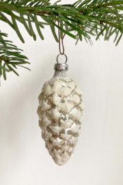 Glazen vintage kerstbal - dennenappel. Antiek zilveren kerstornament