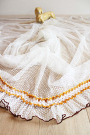 Witte vintage vitrage met oranje/bruine rand. Retro gordijn.