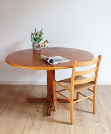 Houten vintage eettafel met rond blad. Mid Century retro design tafel.