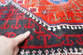 Authentiek handgemaakt Oosters vloerkleed. Kleurrijk vintage tapijt