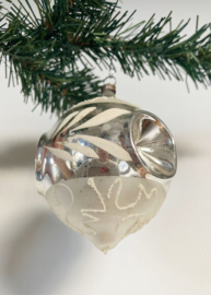 Glazen vintage kerstbal met deukjes. Antiek zilveren kerstornament