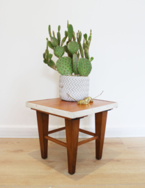 Klein vintage plantentafeltje. Houten retro tafeltje