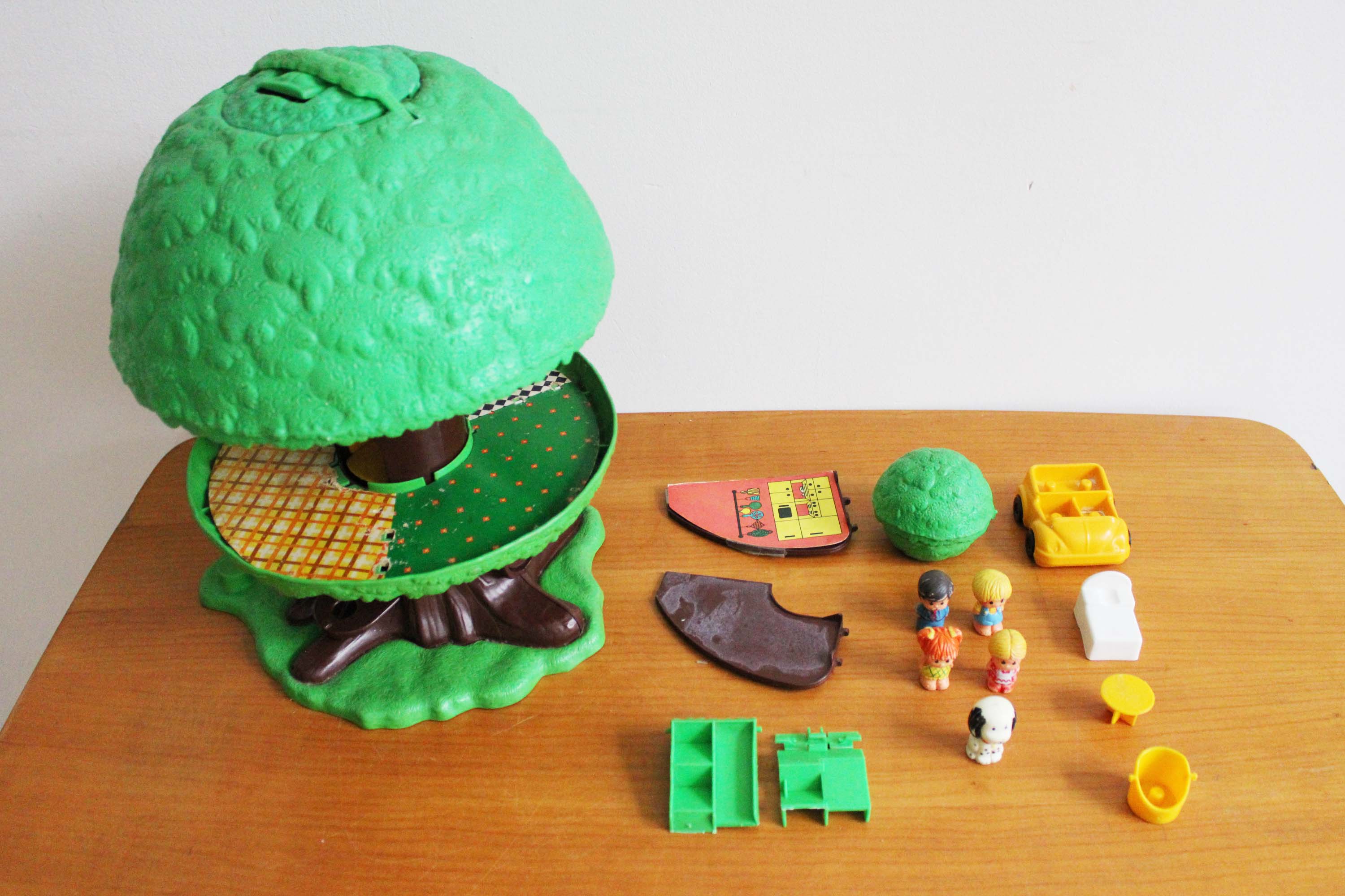 Vintage speelboom met Tree Tots family, incompleet. Retro TreeHouse met poppetjes
