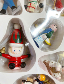 Set houten vintage kerstornamenten in originele doos. Retro kerstversiering