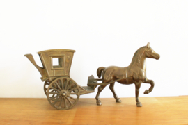 Groot goudkleurig beeld - paard met koets. Vintage messing / koper(?) sculptuur