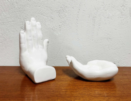 Twee witte keramieken handjes. Vintage boekensteun en retro zeepbakje