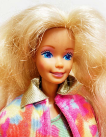 Vintage Barbiepop met roze outfit. Retro speelgoed pop, jaren 90.
