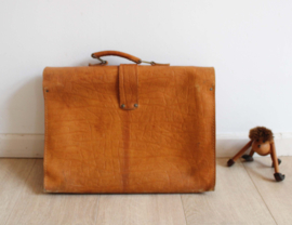 Lederen vintage schooltas. Bruine retro boekentas / aktetas van leer.