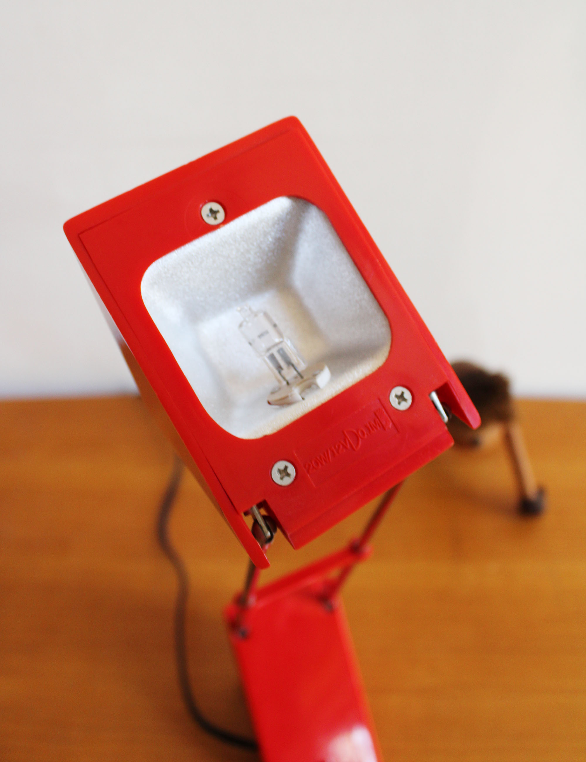 Rode vintage telescoop lamp. Retro design bureaulamp in Memphis stijl