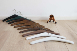 10 vintage kledinghangers, skai leer. Set retro kleerhangers / kapstokjes