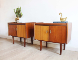 Set vintage nachtkastjes op slanke pootjes. Houten retro Mid Century kastjes