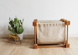 Houten vintage krantenbak. Retro lectuurbak / magazine holder
