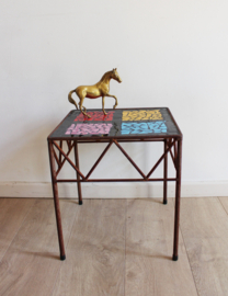 Kleurrijk bijzettafeltje met stenen blad. Vintage tafel met Mozaïek.