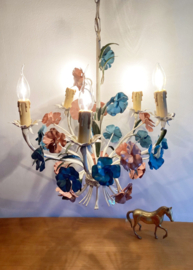 "Franse' brocante kroonluchter met bloemen. Vintage hanglamp