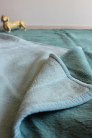 Grote blauw / groenige retro deken van dralon. Tweepersoons vegan sprei/ vintage plaid.