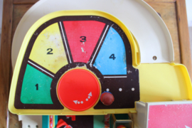 Vintage Fisher-Price garage met auto en 4 poppetjes. Origineel retro speelgoed.