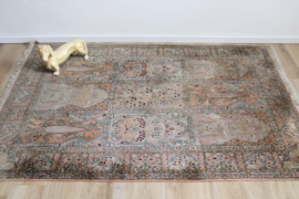 Zijdezacht vintage tapijt met bloemen. Oosters Kasjmier vloerkleed, verkleurd