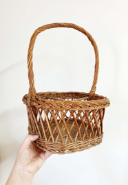 Rieten vintage mand met hengsel. Bohemien rotan flessen mandje