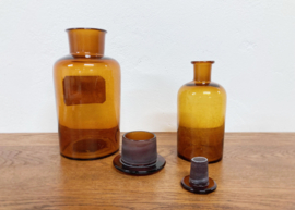 Twee originele apothekersflessen met dop. Bruine vintage stopfles met etiket