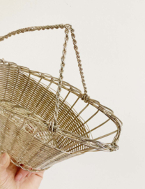 Zilverkleurige fleshouder. Vintage wijn mandje, zilver filigraan?