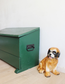 Grote groene kist met inhoud. Vintage timmermanskist / gereedschapskist.