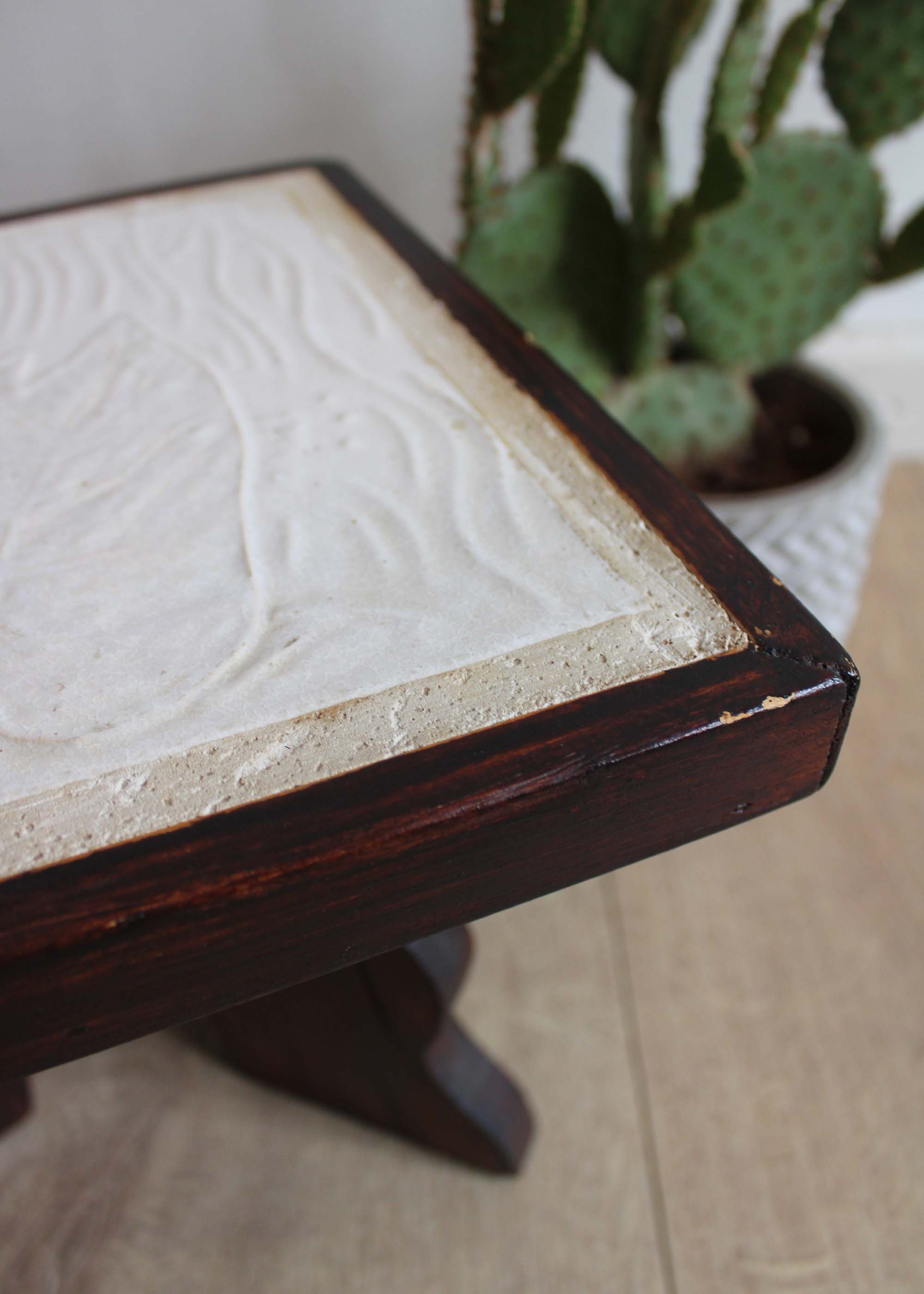 Klein vintage tafeltje met tegel. Retro plantentafel / bijzettafeltje