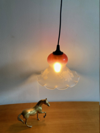 Glazen vintage lamp met bloemen. Vintage hanglamp van glas.