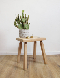 Massief houten vintage tafeltje. Wabi Sabi / Brutalist plantentafeltje.