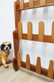 Houten vintage schoenenrek. Retro wandrek / kapstok