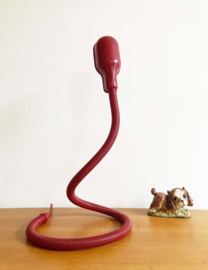 Donker rode retro design lamp in Hebi stijl. Buigbare vintage lamp - rood