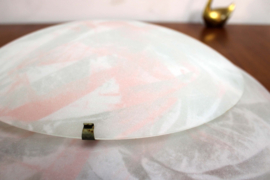 Grote glazen vintage plafondlamp. Roze retro lamp / plafonnière