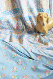Tweepersoons vintage bloemetjes dekbedovertrek. Blauw retro beddengoed