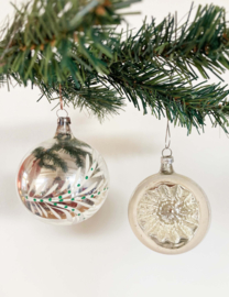 Set zilveren vintage kerstballen. Glazen kerstversiering, deukbal en stip