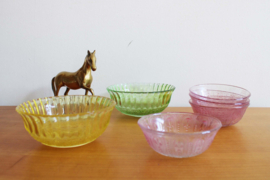 Set gekleurde vintage schaaltjes. Zes retro schaaltjes, roze - geel - groen