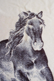 Bruine vintage deken met paard. Retro vegan sprei van dralon