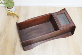 Vintage kast voor aan de muur. Antiek look houten wandkastje.