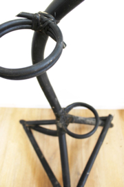 Vintage rotan plantenstandaard. Zwarte retro bamboe 'slang' voor plantjes