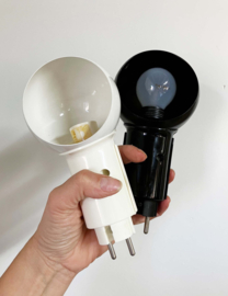 Zwart vintage stekkerlampje. Retro design lamp / stopcontact spotje